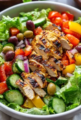 Delicious Peruvian grilled chicken salad with fresh vegetables and vibrant dressing